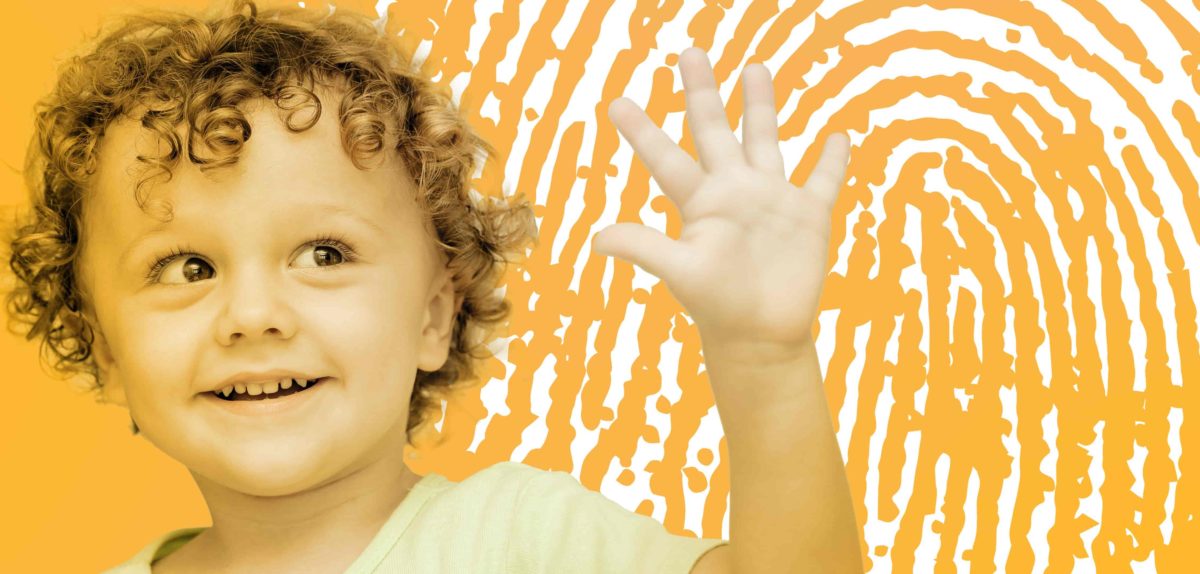 Ein Kind hebt seine Hand und schaut auf sie. Im Hintergrund ist der Fingerabdruck zu sehen. Es symbolisiert die Individualität jedes Menschen.